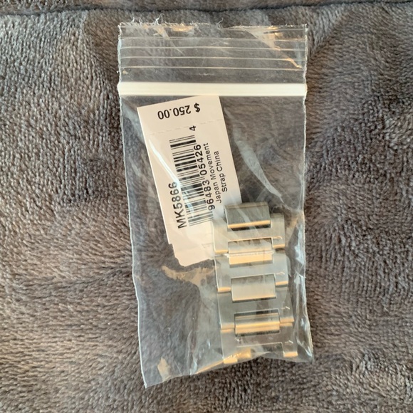 Michael Kors Skylar Crystal Bezel Bracelet Watch Silver 42mm - Picture 9 of 10